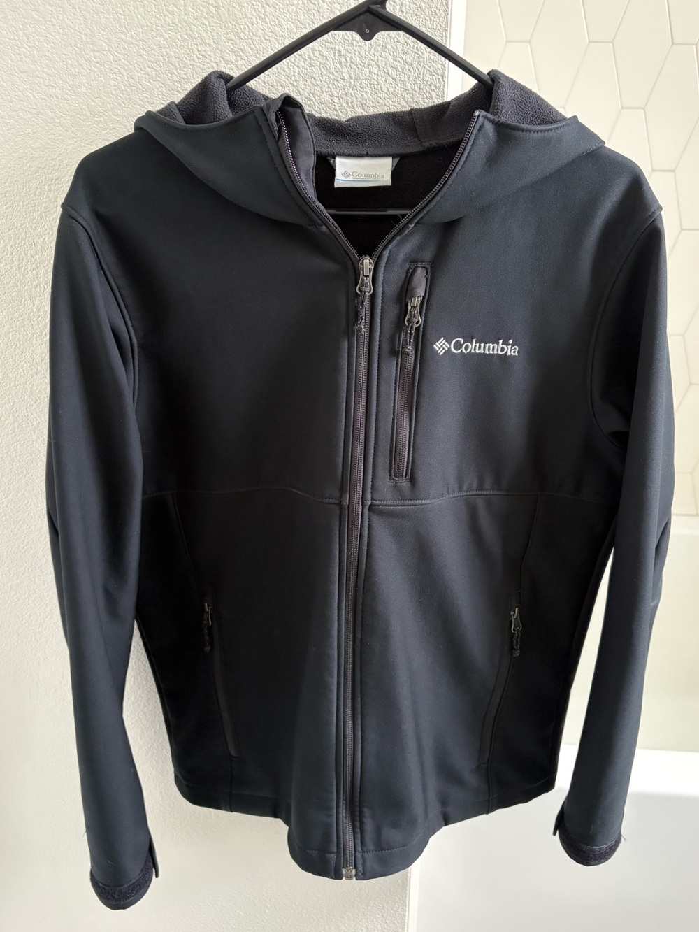 Men’s Columbia Black Water-Resistant Hooded Softshell Jacket, Size Medium